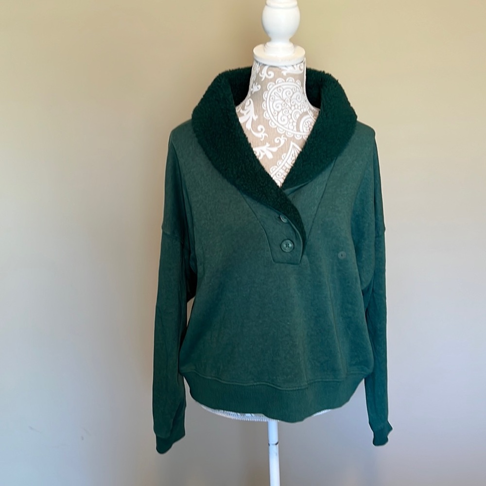 NWT American Eagle Size Large sweatshirt